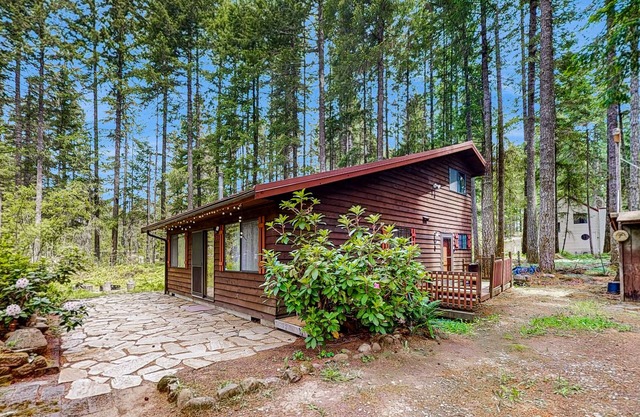 Evergreen getaway with hot tub, gas grill, Wifi and W/D