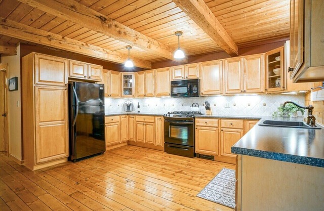 Evergreen Hideaway: Okemo central cabin + hot tub