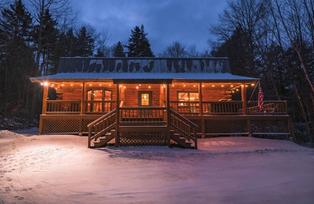 Evergreen Hideaway - Okemo Central Cabin with Hot Tub!