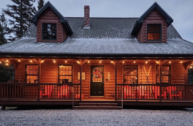 Evergreen Lodge - Rangeley cabin with 3 bedrooms and loft in prime location.