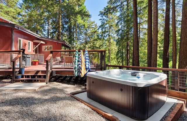 Everwood ~ Hot Tub, Views. Private and Updated Retreat