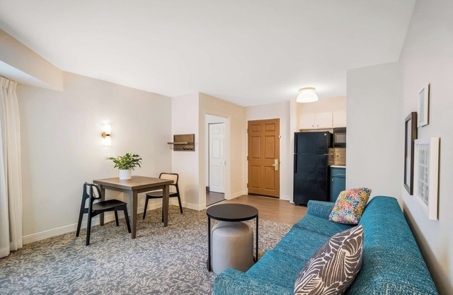 Everything You Need For The Perfect Vacation! Heated Outdoor Pool, Pets Allowed!