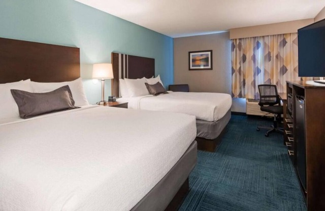 Everything You Need For The Perfect Vacation! 2 Classy Units, Pool, Free Parking