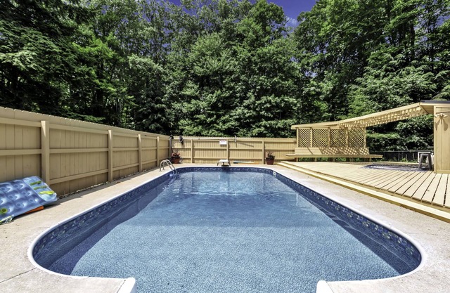 EVL House w/ Pool & Hot Tub, 7 mins to Holiday!