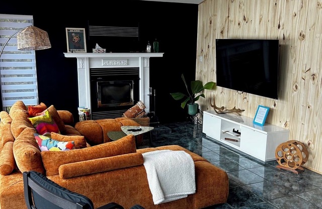 Exceptional setting on the shores of Long Lake with breathtaking panoramic views