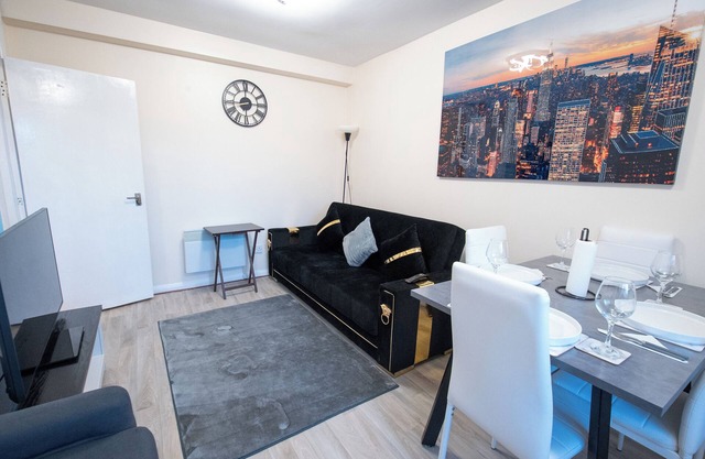 Excel & City Airport Cozy 2BR with Workspace Near DLR