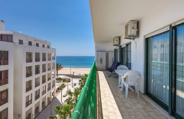 Vorzüglich 2-Zimmer-Wohnung in Albufeira mit Pool am Strand