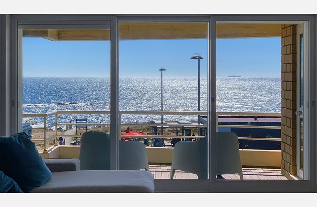 Ausgezeichneten Strand-Apartment mit großem Balkon und herrlichem Meerblick.