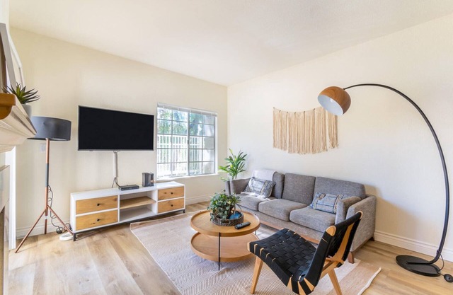 Excellent Thousand Oaks 2BR, near Shopping, Dining & Bars, by Blueground