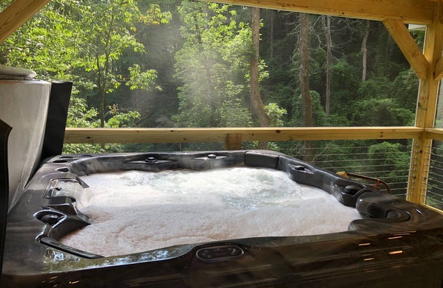 Ein außergewöhnliches 3BR / 2Bath, Mountain Retreat mit privatem Wasserfall, Feuerstelle und europäischem Whirlpool!