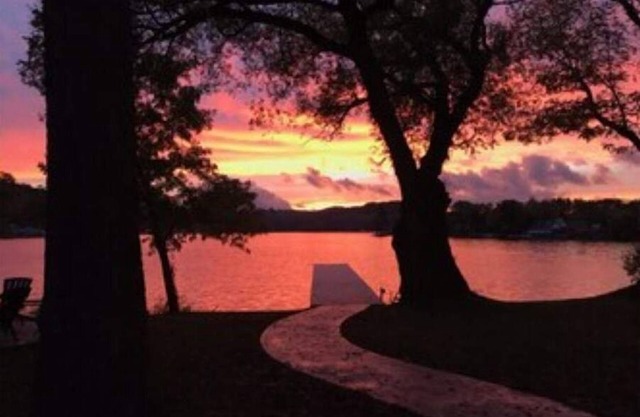 Exceptional cottage on the north shore of Cuba Lake