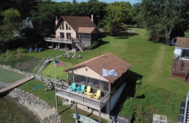 Exceptional Lakefront Getaway, All the Activities & Year Round Comfort
