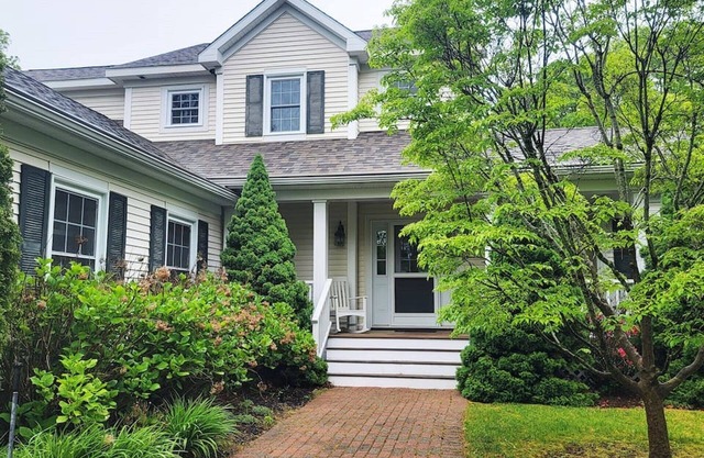 Exceptional mid-Cape oasis with many amenities!