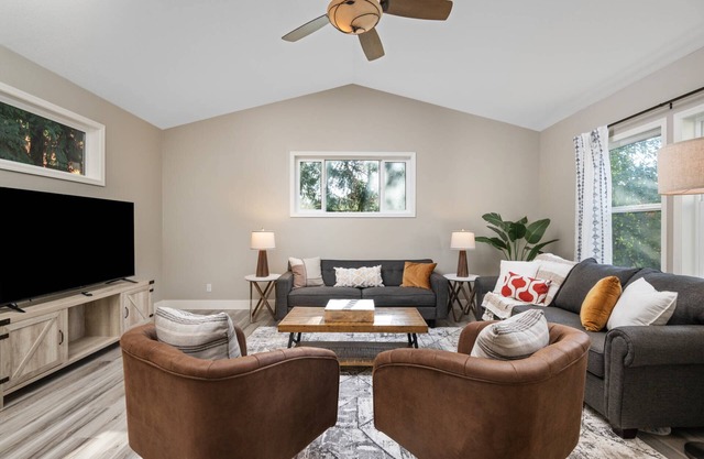 Exceptional Pet Friendly Home, Game Room w/ Pool Table, Large Deck and Seating, 5 Miles to Portland