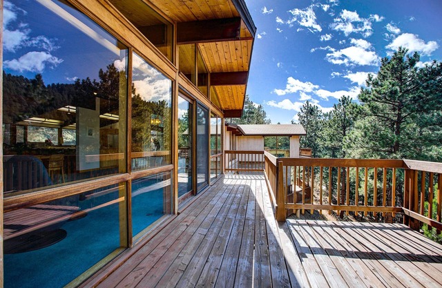 Exceptional PRIVATE Mountain home with HOT TUB and WiFi- 5BDR Minutes to Town
