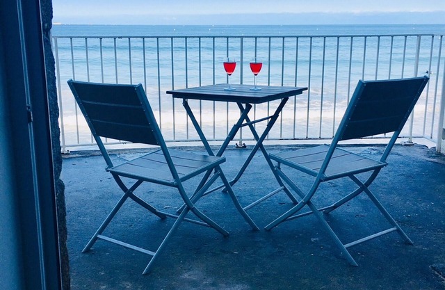 AUSGEZEICHNETER MEERBLICK MIT GROSSER TERRASSE AM STRAND