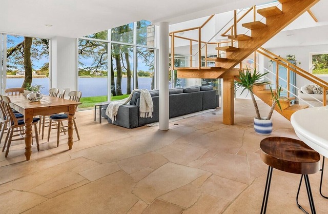 Hamptons Waterfront Architectural Gem / Neues Angebot!