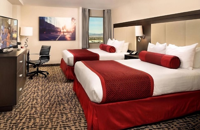 Exciting Vegas Adventure! Modern Unit, Swimming Pool, Onsite Casino!