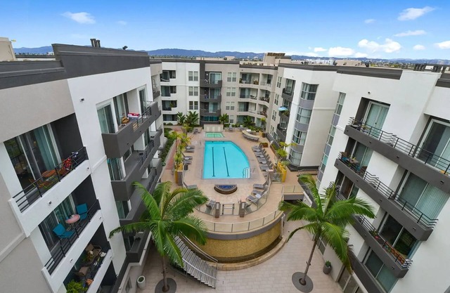 Modern 1BR Retreat - Pool Gym Hot Tub BBQ MDR- Venice