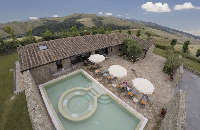 Exklusive 3 Schlafzimmer Villa in der Nähe von Montaione. Pool, A / C, Wi-Fi!