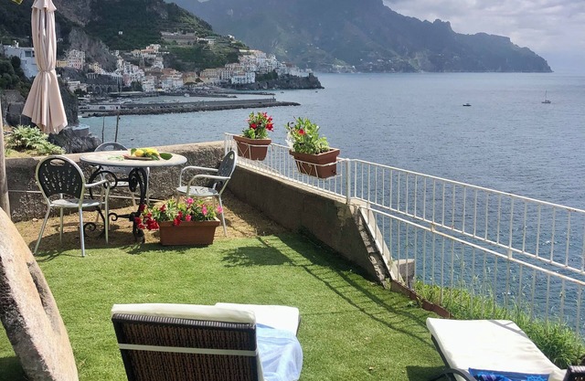 Exclusive abode overlooking the sea just minutes from the center of Amalfi.