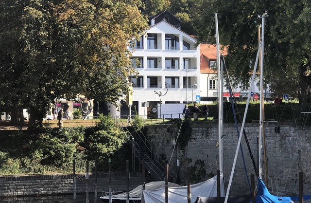 romantische Lage am kleinen Segelhafen