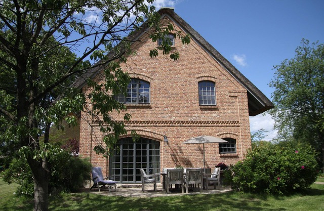 Exklusives Ferienhaus unter Reet in traumhafter holsteiner Landschaft