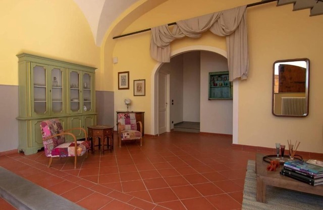 Exclusive house nestled in the Tuscan countryside, between Florence and Pisa, with swimming pool.