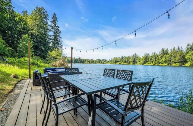 Exclusive Lakefront For 10 w/ Sauna, Kayaks, Peace