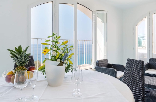 Exklusive neue Fewo, 30 m v. Meer, herrl. Panorama Meerblick, überd. gr.Terrasse