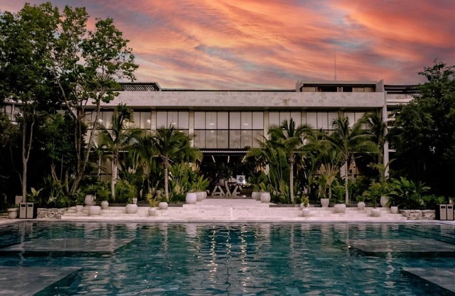 Exclusive Penthouse Retreat: Private Rooftop Pool & Premier Resort Facilities
