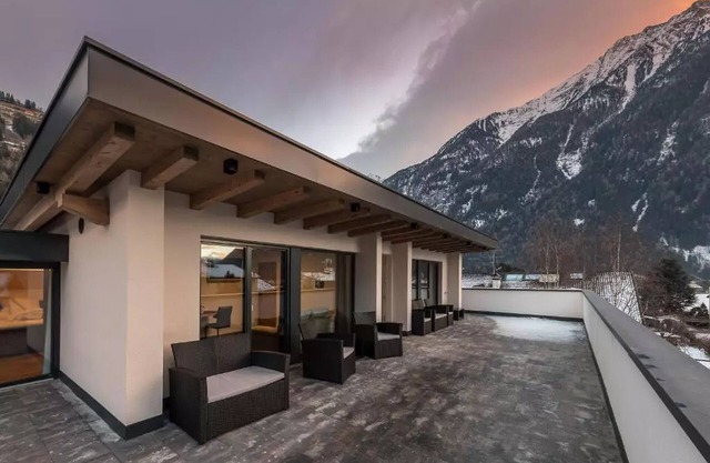 Exklusive Ferienwohnung im Penthouse mit Bergblick, Terrasse, Spa-Bereich und Pool