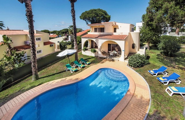 Exclusive Retreat in Vilamoura, private pool, off-street parking, Free AC & wifi