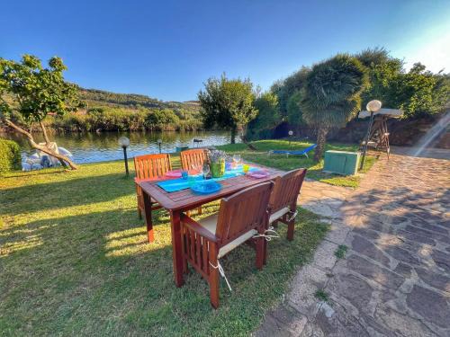 Exclusive Riverside House in the Center of Bosa - Private Garden and Parking" Bosa Apartments
