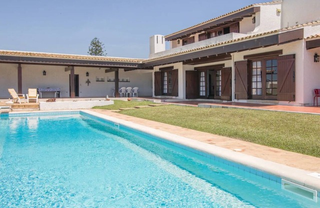 Exclusive villa 1 minute walk from the beach, pool and gardens.