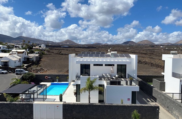 Exclusive Villa mit Pool in perfekter Lage in Puerto del Carmen