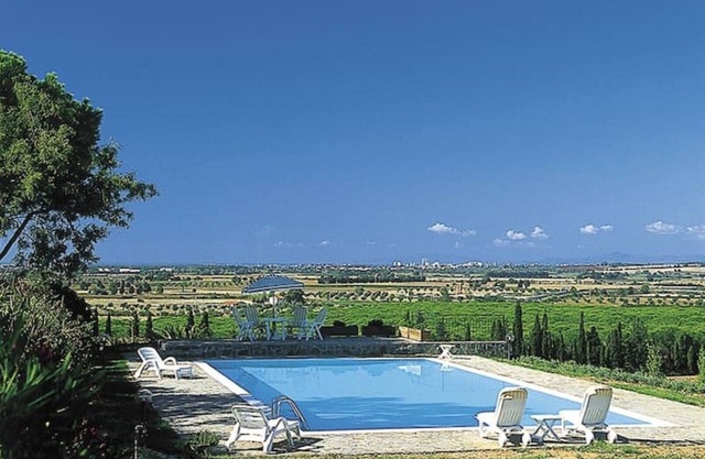 Exclusive villa with swimming pool in the middle of vineyards