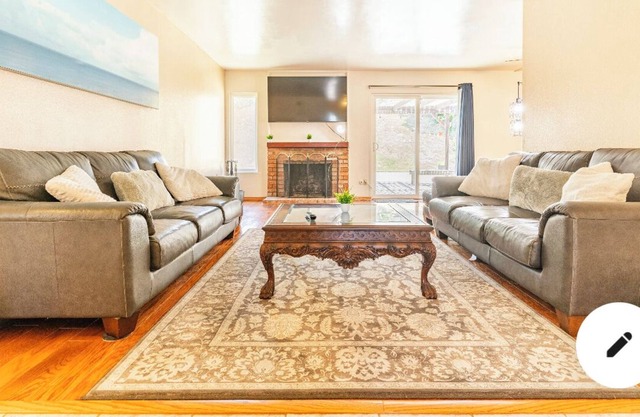 Exclusive Villa de Wales in Quiet Neighborhood
