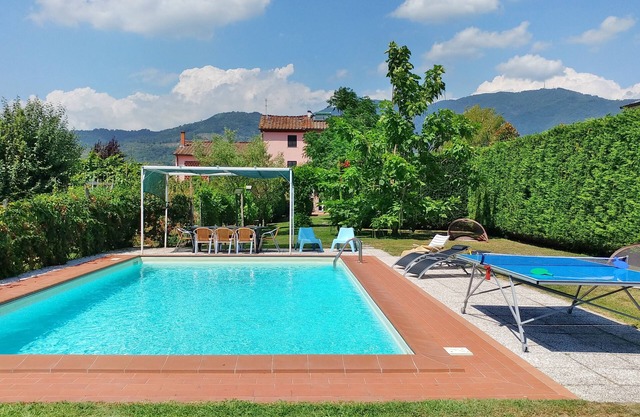Exclusive villa, huge swimming pool and flowered garden with bbq. Free WiFi + AC