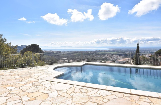 Exklusive Villa in Mas Fumats, Roses, mit privatem Pool und spektakulärem Panoramablick auf die Bucht und das Mittelmeer.