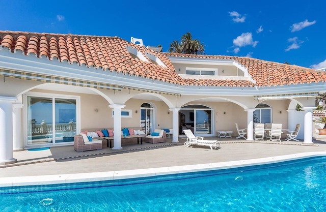 Exklusive Villa mit atemberaubendem Berg- und Meerblick, privatem Pool und WLAN