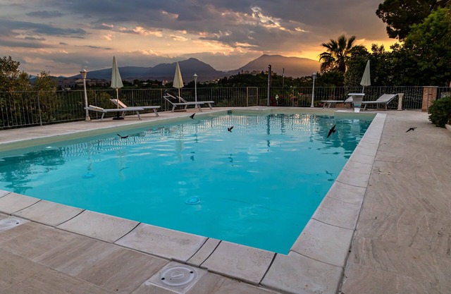 PANORAMISCHE VILLA AUF DEM HÜGEL MIT MEERWASSERPOOL