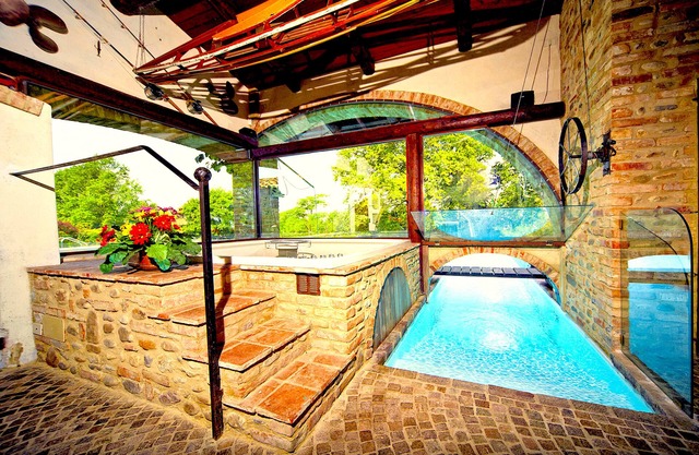 Exklusive Villa mit 8 x 18 Pool, Sauna, Whirlpool und Billard.