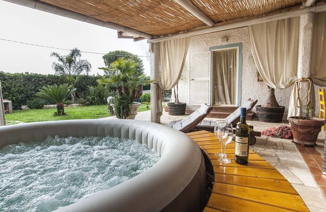 Exklusive Villa mit Pool, einen Whirlpool & GARTEN. *** Free WIFI ***