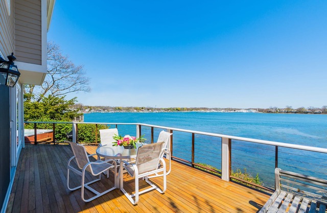 Amazing Getaway ~ Privatstrand, schöne Waterfront & Whirlpool