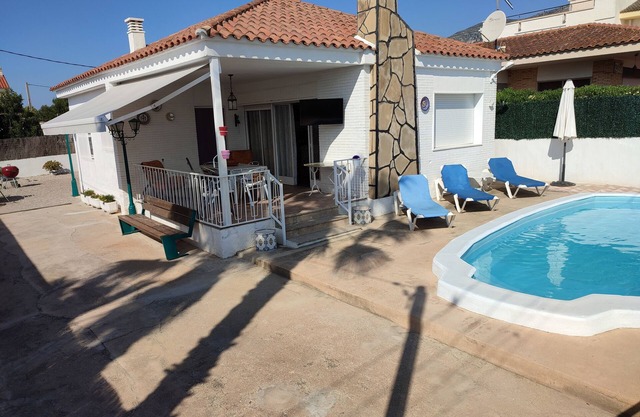 EXCLUSIVO CHALET A PIE DE COSTA Y PISCINA PRIVADA