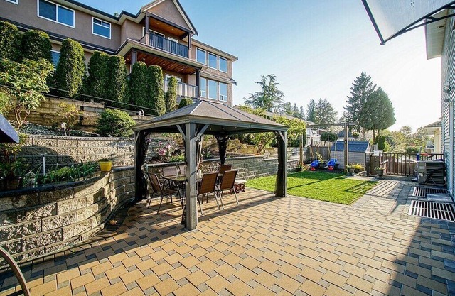 Executive 2 bedroom suite with panoramic views + Kitchen + near Surrey Central