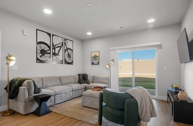 Bike Inspired Apt, 2 King BR/2BA near UARK, Trails, AMP & Top Golf + Heated Pool & Pinnacle Hills