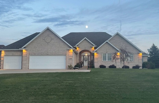 EXECUTIVE 3 bedroom/3 bathroom lake-view home just 15 minutes from Lambeau !!
