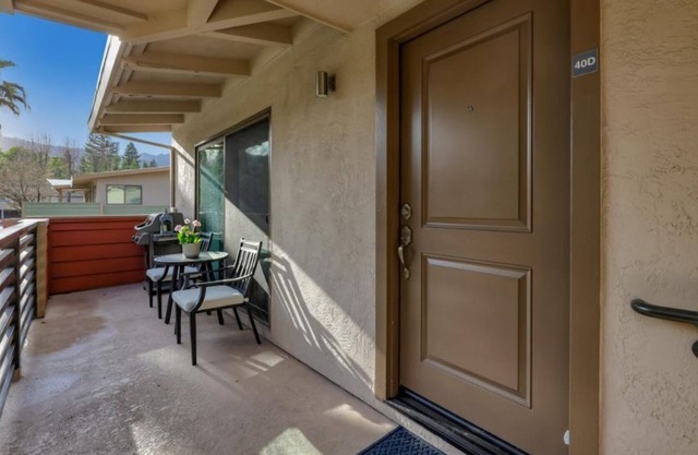 Executive Apartment in Quaint Bay Area Village